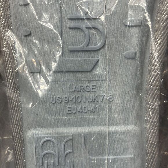 🔥4/$25 NEW Longbay Silver Sparkle Cozy Slippers Large 9/10 - Picture 4 of 4